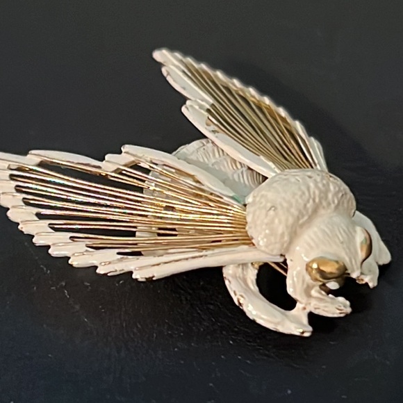 Vintage Whimsical Monet Gold & White Winged Bee Brooch - Picture 4 of 9